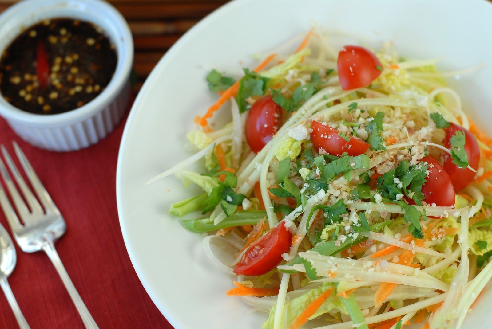 Zesty Green Papaya Salad: A Refreshing Vegetarian Delight!